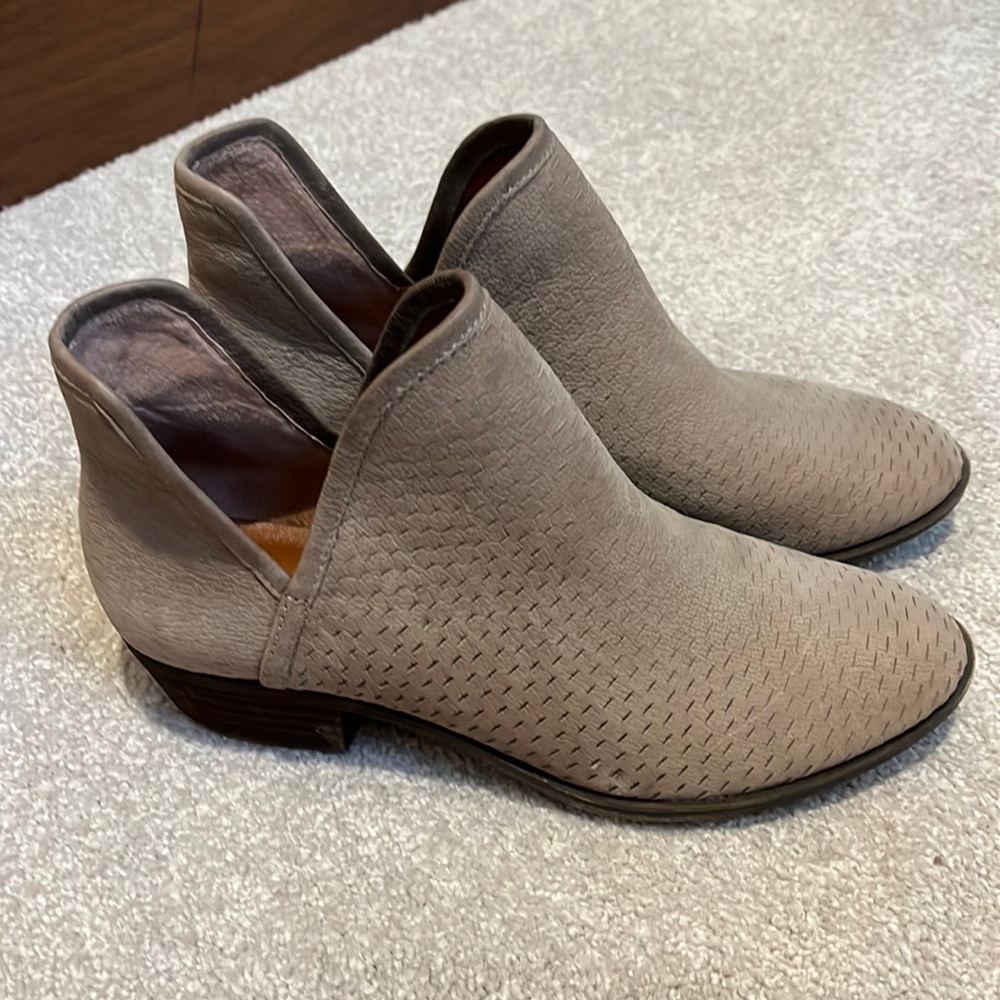 EUC Womens Lucky Booties Taupe 8.5M